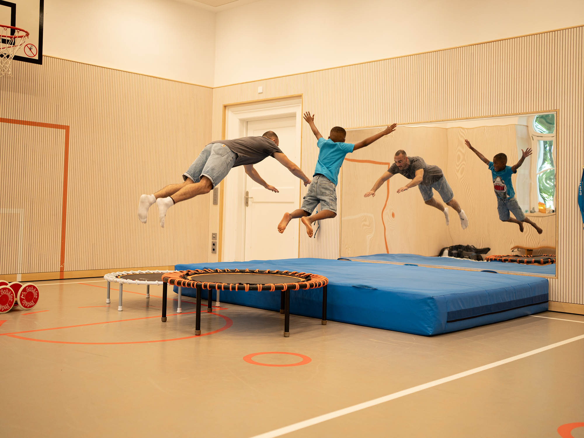 2 - Alexander with one of the kids in the sports hall of the Münchner Waisenhaus - 2caae80.jpg